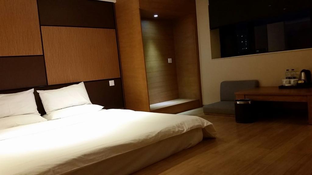 Ji Hotel Wuhan Guanggu Plaza Εξωτερικό φωτογραφία